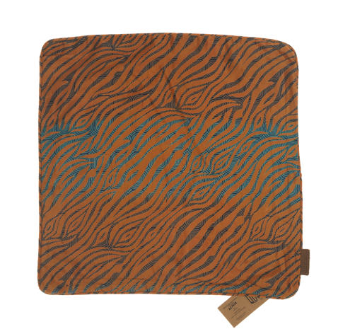 Unikt silke pudebetræk 50x50 cm med orientalsk boho stil dyb blå baggrund og turkis grønne spiraler i farverigt mønster til etnisk pude