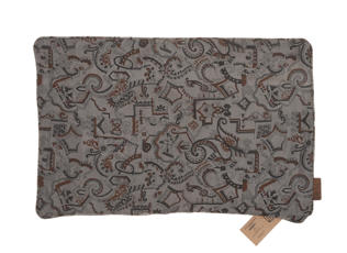 Einzigartiger Seidenkissenbezug (60 x 40 cm) in Staubgrau und Sand mit feinem orientalischem Muster in dunklen Konturen, Vintage-Ethno-Boho-Sari-Kissen