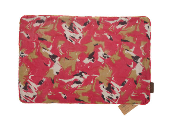 Seidenkissenbezug 60x40 cm, ähnlich einem indischen Sari-Kissenbezug, mit farbenfrohem Vintage-Muster in Rot, Beige und Schwarz mit ethnisch-bohemischen Pinselstrichen.