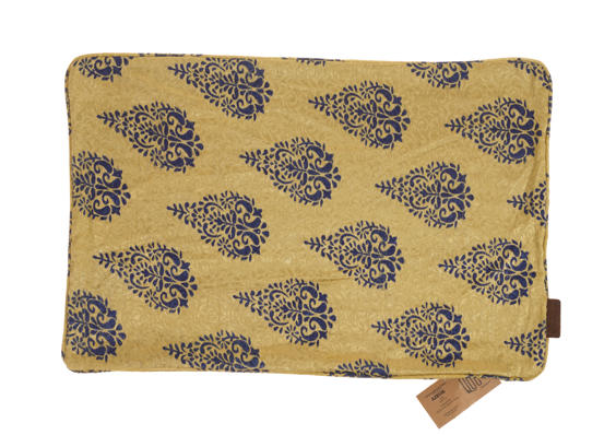 Seidenkissenbezug 60x40 cm in Sand und Dunkelblau mit sich wiederholendem orientalischem Blumen- und Wickelmuster, indisches Sari-Kissen im Boho-Vintage-Stil.