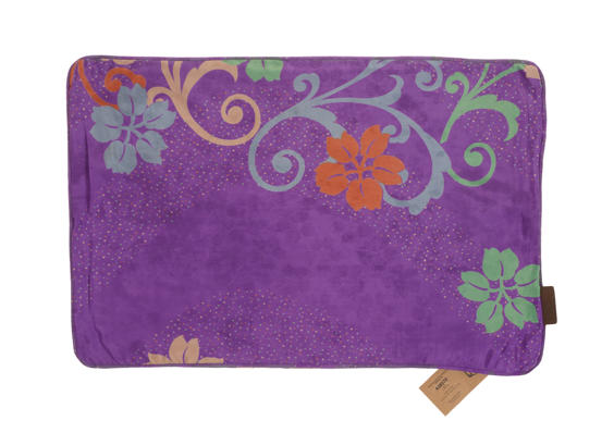 Einzigartiger 60x40 cm Seidenkissenbezug in Lila mit farbenfrohem orientalischem Muster aus Ranken und Blumen in Orange und Grün für Boho-Ethno-Sari-Kissen