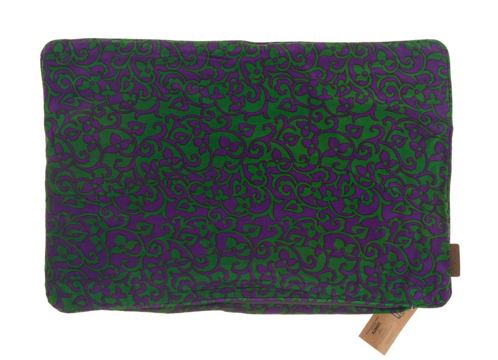 Seidenkissenbezug 60x40 cm als Sari-Kissen in Lila und Grün mit dichtem, orientalisch inspiriertem Suzani-Ornamentmuster für Boho-Vintage-Ethno-Stil.