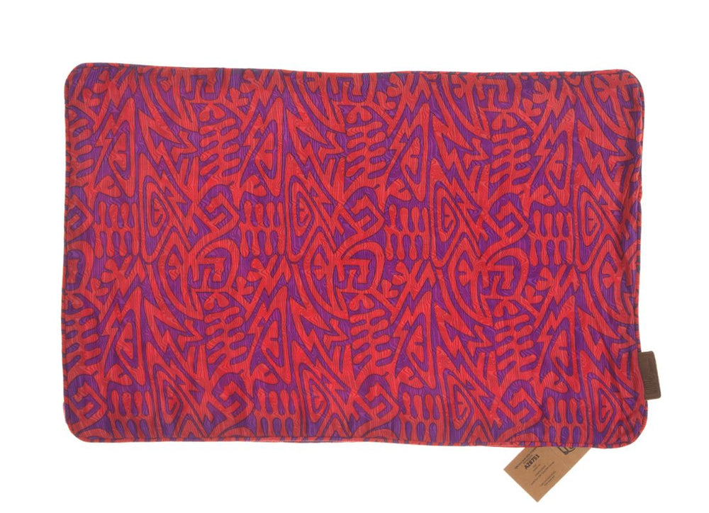 Seidenkissenbezug 60x40 cm in Blauviolett und Rot mit einem dicht gewebten orientalischen Ethno-Muster in geometrischen Arabesken, ähnlich einem Boho-Sari-Kissen.