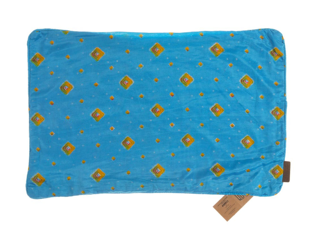 Seidenkissenbezug 60x40 cm in Türkisblau mit kleinen, bunten Rautenmustern in Gold, Gelb, Rosa und Gelbgrün im Boho-Stil (Suzani-Sari).