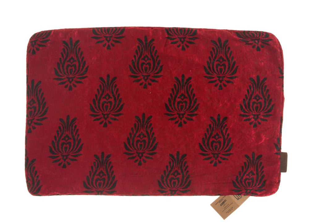 Seidenkissenbezug im indischen Sari-Stil, 60 x 40 cm, in Dunkelrot mit schwarzen Damast-Lotusornamenten, orientalischer, ethnischer Boho-Vintage-Look mit farbenfrohen Verzierungen.