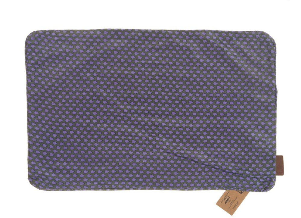Seidenkissenbezug 60x40 cm in Lila mit kleinen Rautenmustern und blaugrünen Punkten für ein Boho-Vintage-Ethno-Sari-Kissen.