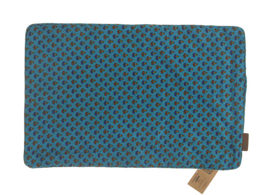 Silke pudebetræk 60x40 cm i petrolblå med små røde mønstre og etnisk indisk boho udtryk, sari pude med farverigt all-over print.