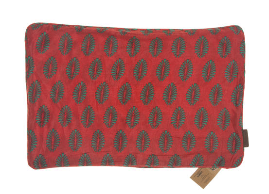 Kissenbezug aus Seidensari, 60 x 40 cm, roter Hintergrund mit türkisfarbenen Ornamenten wie kleinen Palmenblättern im orientalischen Boho-Stil.