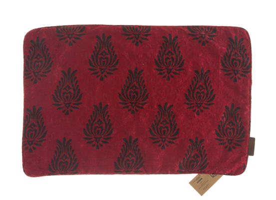 Seidenkissenbezug 60x40 cm in Dunkelrot mit dunklen Zierblumen und einem ethnisch-orientalischen Boho-Muster im Suzani-Stil.