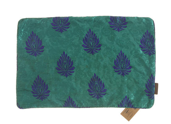 Silke pudebetræk 60x40 cm i smaragdgrøn med lilla bladmønster og diskret mønstret tekstur, etnisk boho sari pude.