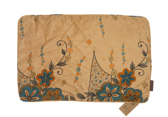 Silke sari pudebetræk i 60x40 cm med sandfarvet bund og farverigt orientalsk mønster i turkis blå orange blomster og slyngestreger.