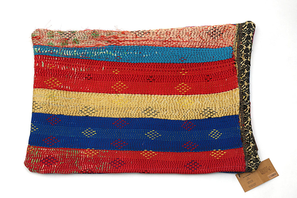 Farbenfroher Sari-Kantha-Kissenbezug mit rot-blau-gelb gestreiftem Muster. Ideal, um Ihrem Zuhause eine warme und stilvolle Note zu verleihen. Größe: 60 x 40 cm.