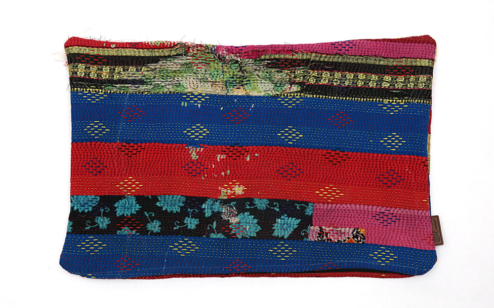 Der Kissenbezug besticht durch leuchtende Farben mit roten, blauen und schwarzen Streifen, verziert mit floralen und rautenförmigen Mustern. Wählen Sie dieses Kissen wegen seines einzigartigen, handgefertigten Looks, der jedem Raum Charakter verleiht. Größe: 60 x 40 cm.