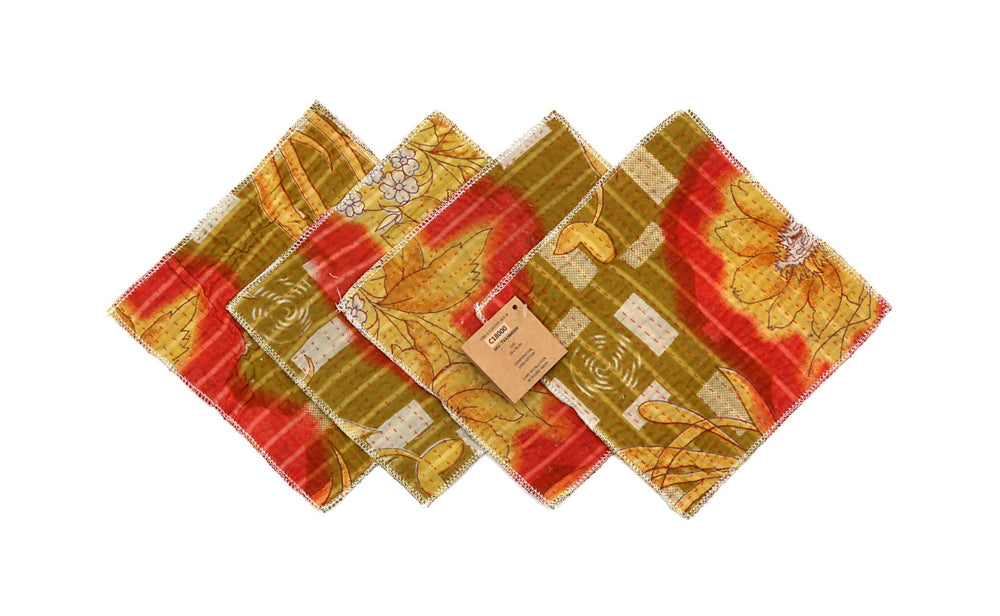 Set mit 4 Untersetzern, 18x18 cm, in rot-grüner Patchwork-Optik mit Blumenmotiv, Blättern und Muster sowie beiger Randnaht
