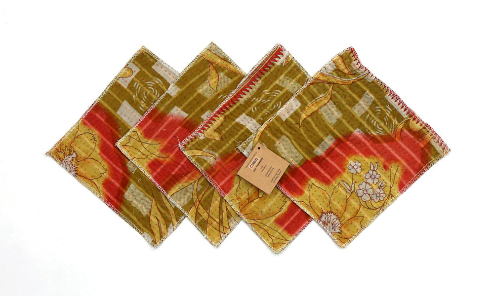 Set mit 4 Untersetzern 18x18 cm im Patchwork-Stil mit roten, gelbgrünen und beigen Farben, dekorativen Blumenmotiven und weißer Randnaht