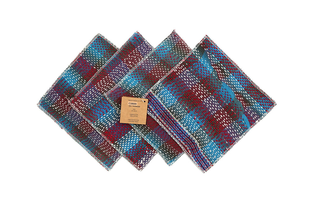 Set mit 4 Untersetzern im farbenfrohen Patchwork-Design mit Punktmuster in Blau, Rot, Lila und Weiß – 18 x 18 cm