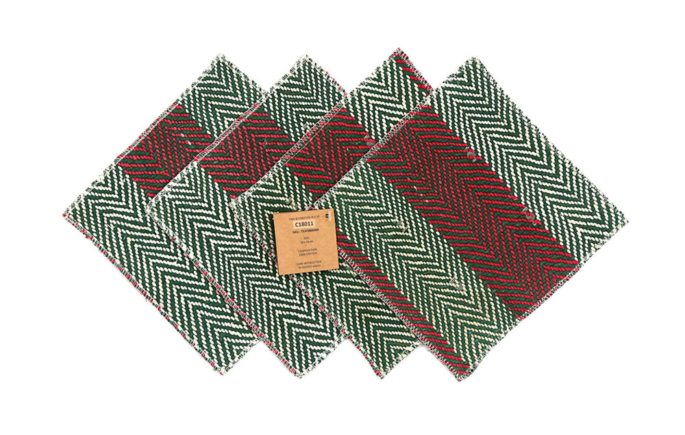 Set mit 4 Untersetzern (18 x 18 cm) in Grün, Rot und Weiß mit Chevron-/Muster und Zierrand.