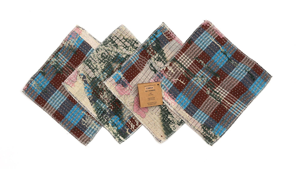 Set mit 4 Untersetzern (18 x 18 cm) mit Karomuster in Rot, Blau und Grün auf beigem Hintergrund, Fransenrand und gesteppter Struktur