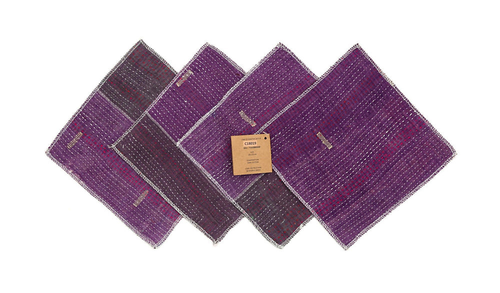 Set mit 4 Untersetzern in Lila und Dunkelgrau mit Karomuster, roten Punkten und Rand, je 18 x 18 cm.