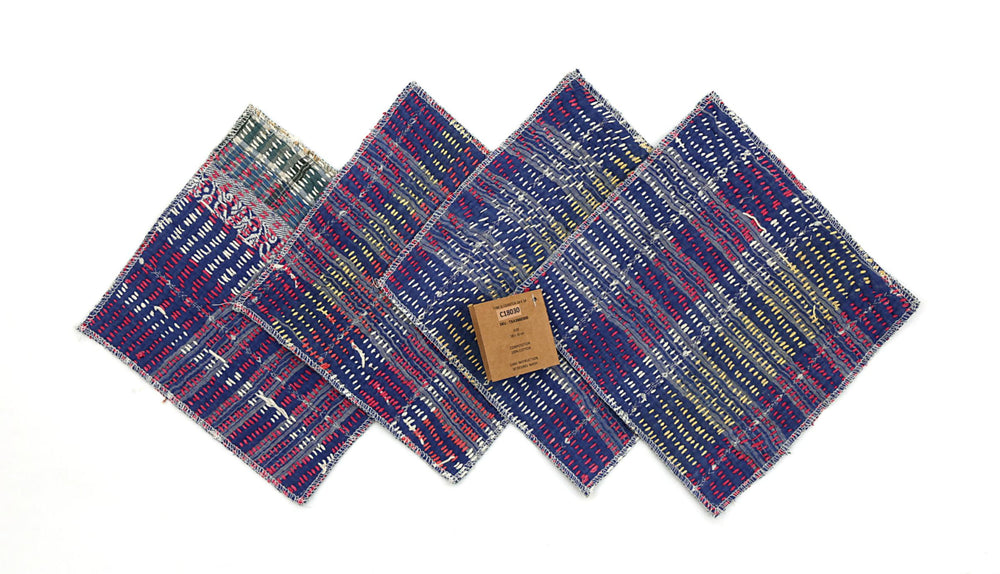 Set mit 4 Untersetzern (18 x 18 cm) in blau-rot-weiß gestreiftem Muster mit gelben Details