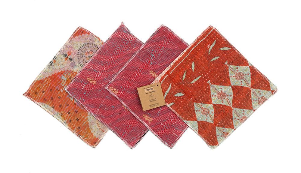 Set mit 4 Untersetzern (18 x 18 cm) in Rot, Orange und Rosa mit Patchworkmuster und gesticktem Rand