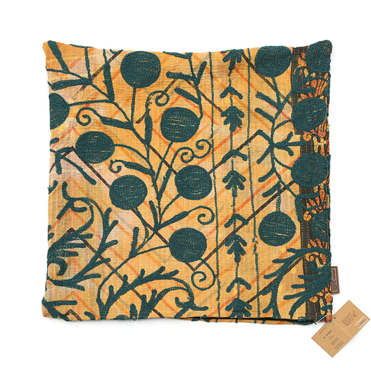 Suzani Kissenbezug 50x50 cm im indischen Boho-Stil mit farbenfrohem orange-sandfarbenem Grundton und dichten grünen Ornamenten und floralen Linien
