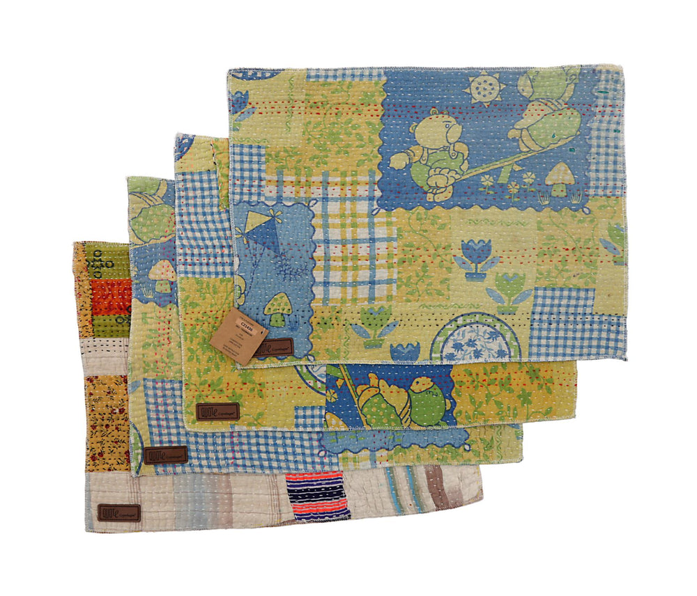 Set aus 4 gesteppten Platzsets 33x44 cm im Patchwork-Stil mit blauen, beigen und grünen Karos und niedlichen Tier- und Blumenmotiven