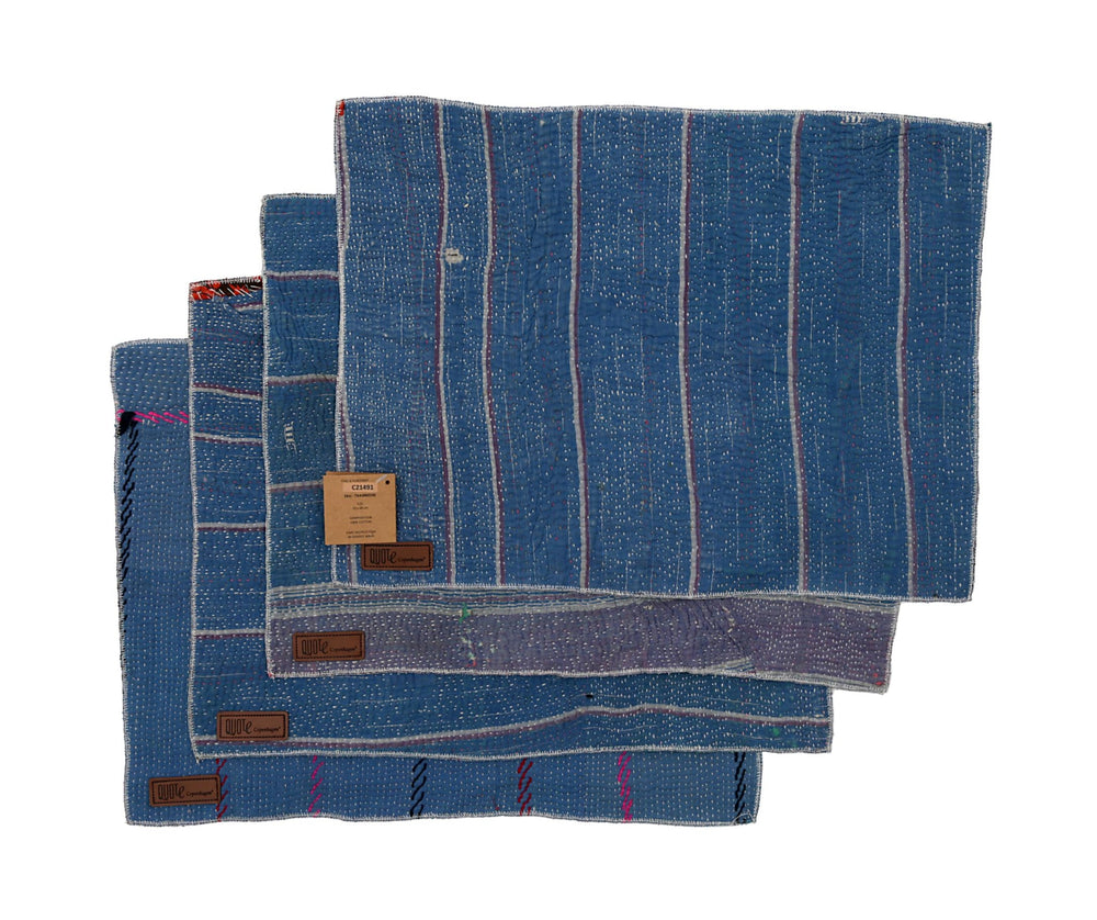 Set mit 4 blauen Platzsets (33 x 44 cm) mit Streifen-, Karo- und Punktmuster und rotem Rand