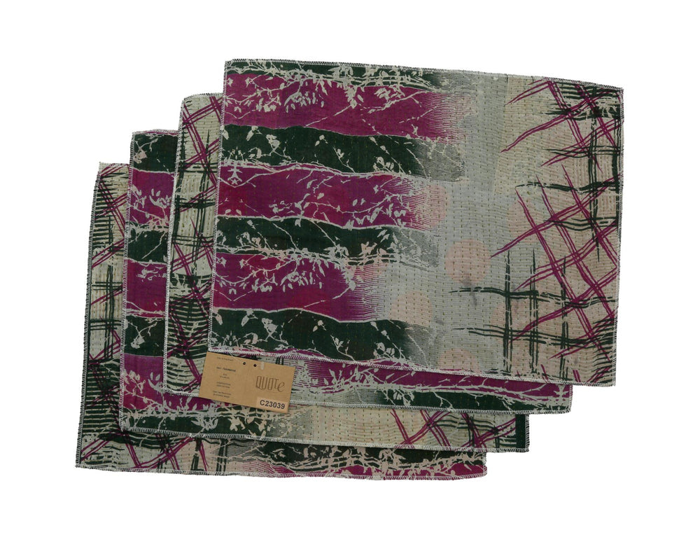 Set aus 4 Platzsets (33 x 44 cm) in Grün, Burgunderrot und Beige mit abstraktem Streifenmuster und sich kreuzenden Linien sowie sichtbarer Kantenverarbeitung.