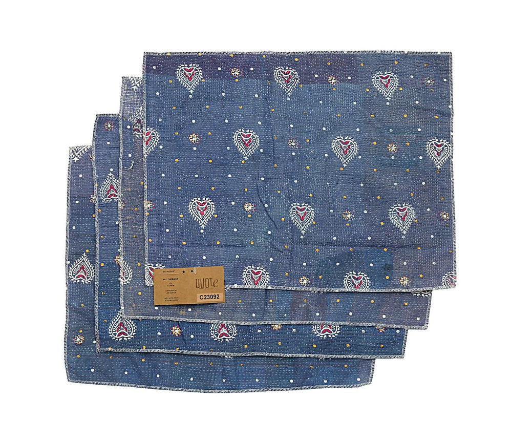 Set mit 4 Platzsets (33 x 44 cm) in Blau mit Herz- und Punktmuster und kleinen Blümchen am rot-weiß-gelben Rand.