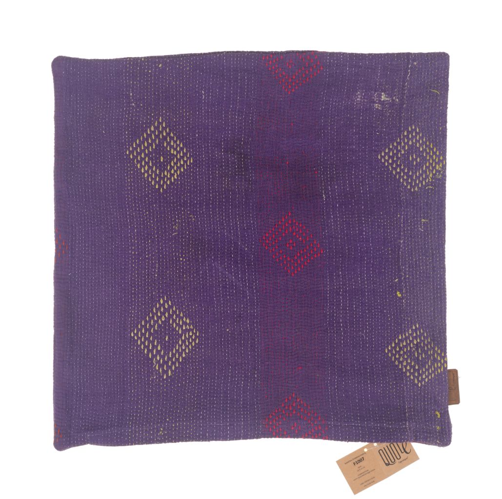 Sari-Kissenbezug 50x50 in Lila mit ethnischem Rautenmuster in Gold und kleinen roten Details - Vintage-Kissenbezug aus Indien für einzigartige Boho-Sari-Kissen