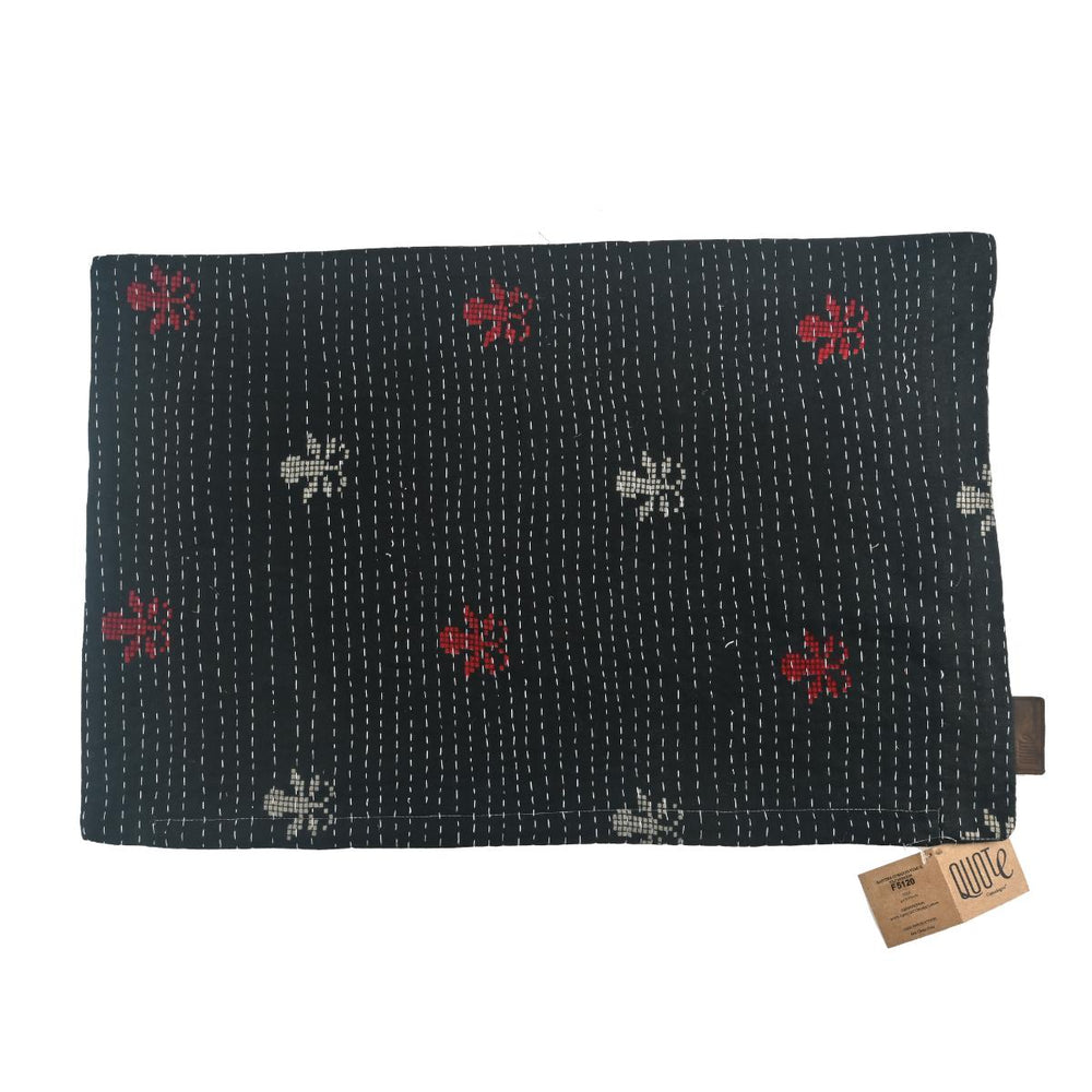 Sari-Kantha-Kissenbezug in tiefem Schwarz mit rot-weißen Stickblumen und gleichmäßigem Punktmuster. Dieser Kissenbezug besticht durch sein einzigartiges, handgefertigtes Design und verleiht jedem Raum eine besondere Note. Größe: 60 x 40 cm.