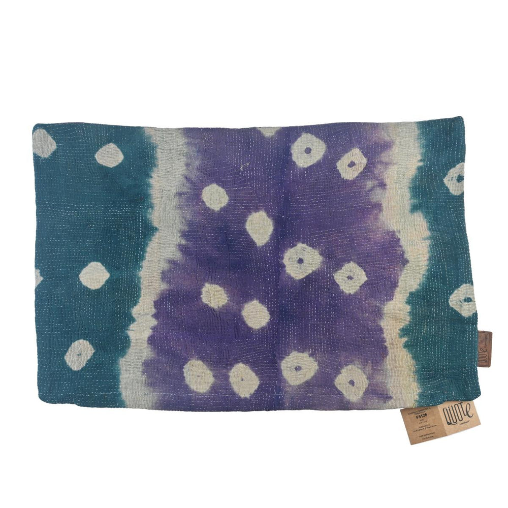 Der Kissenbezug ist mit einem Sari-Kantha-Muster in Grün- und Lilatönen sowie weißen Kreisen verziert. Wählen Sie dieses Kissen wegen seiner einzigartigen, handgefertigten Ästhetik und seines Charmes. Größe: 60 x 40 cm.