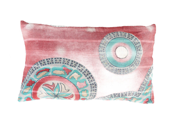 Sari-Kissenbezug 30x50 mit farbenfrohen, im Bohème-Stil gehaltenen indischen Mustern in Rot/Burgunderrot, Hellblau und Gelb mit floralen Ornamenten – einzigartiges Vintage-Sari-Kissen aus recyceltem Sari-Stoff