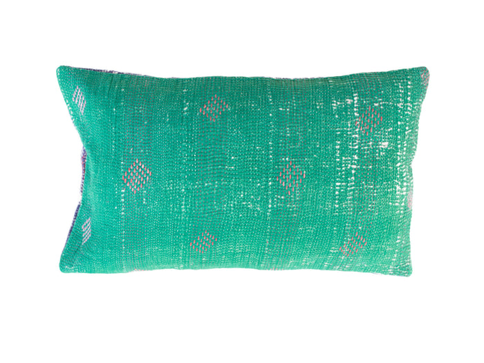 Lila Sari-Kissenbezug (30 x 50 cm) mit farbenfrohen ethnischen Details, weißen Punkten und einem dezenten roten Streifen – einzigartiges indisches Boho-Kissen für Sofa und Bett