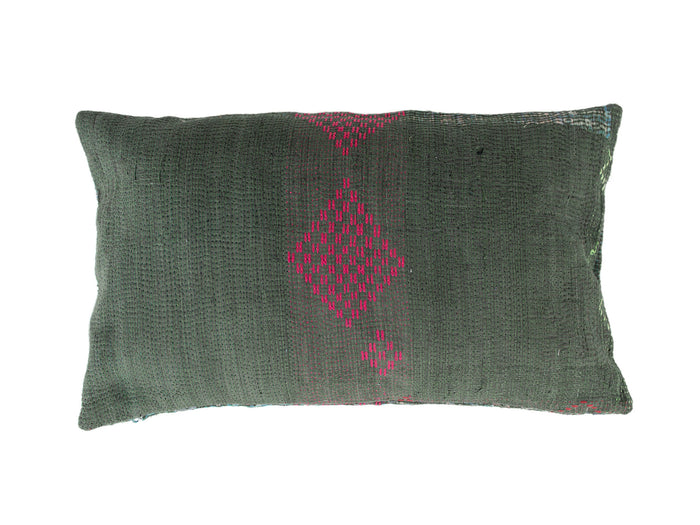 Sari-Kissenbezug 30x50 in Cremeweiß mit bunten kleinen Blumen und Sternenmuster, dezenten Streifen und einer Bordüre im Boho-/Indischen Vintage-Stil in Dunkelblau und Rot, einzigartiges Sari-Kissen für das Sofa