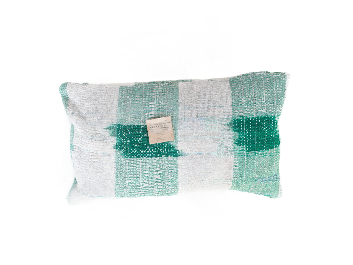 Sari-Kissenbezug 30x50 mit weißem und türkis/grünem Patchwork, Punkt- und Webmustern und einzigartigen orientalischen Details - Indischer Kissenbezug für Boho- und Vintage-Sari-Kissen