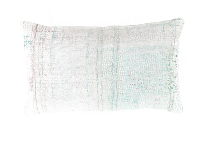 Sari-Kissenbezug 30x50 mit weißem Grund und hellblauem Muster, farbenfrohe Boho-/Bohemian-Sari-Kissen im indischen Stil mit gestickten Streifen