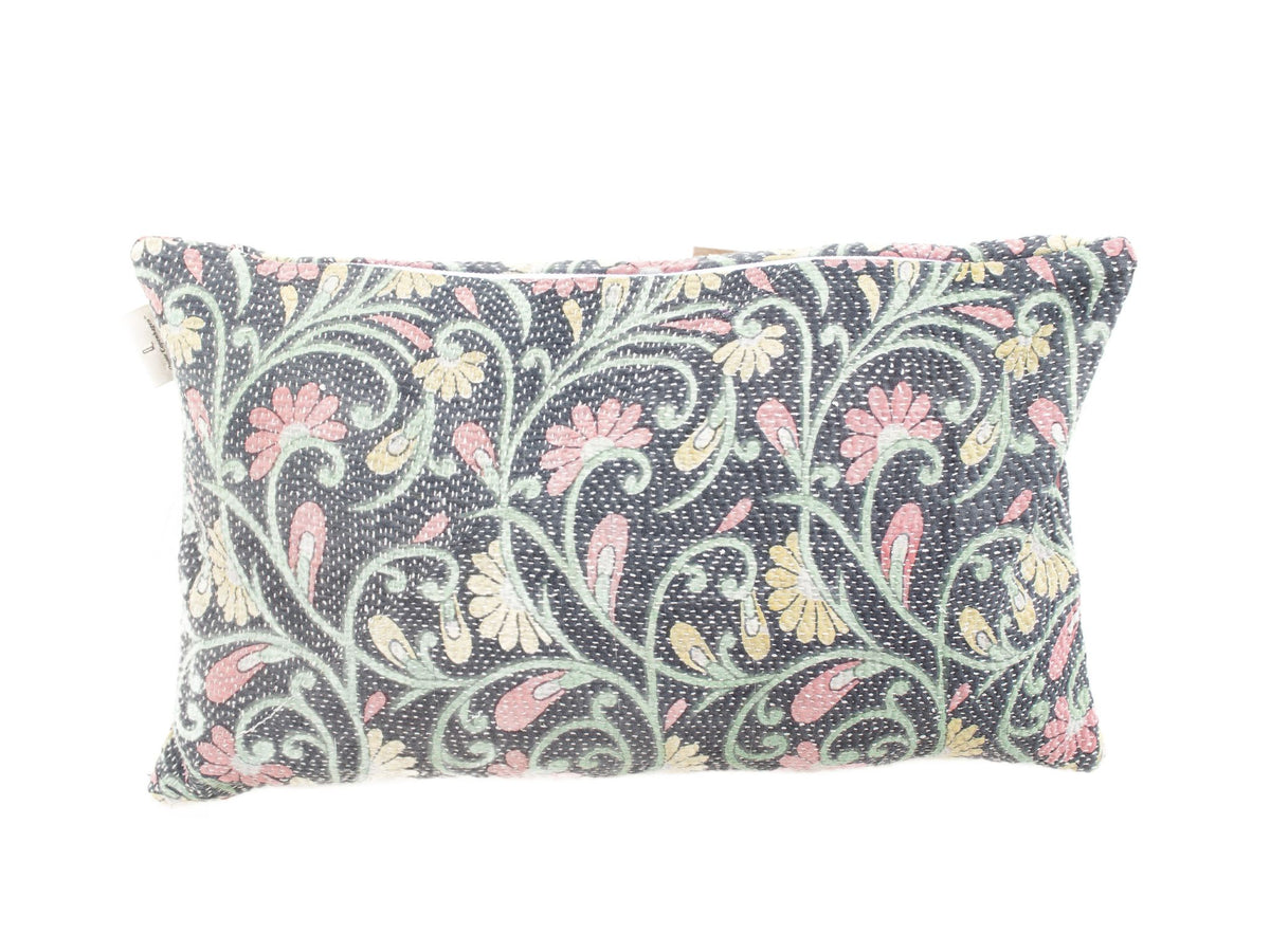 Sari-Kissenbezug 30x50 in Creme-Beige mit braun-burgunderfarbenen floralen Ornamenten und dekorativem Muster