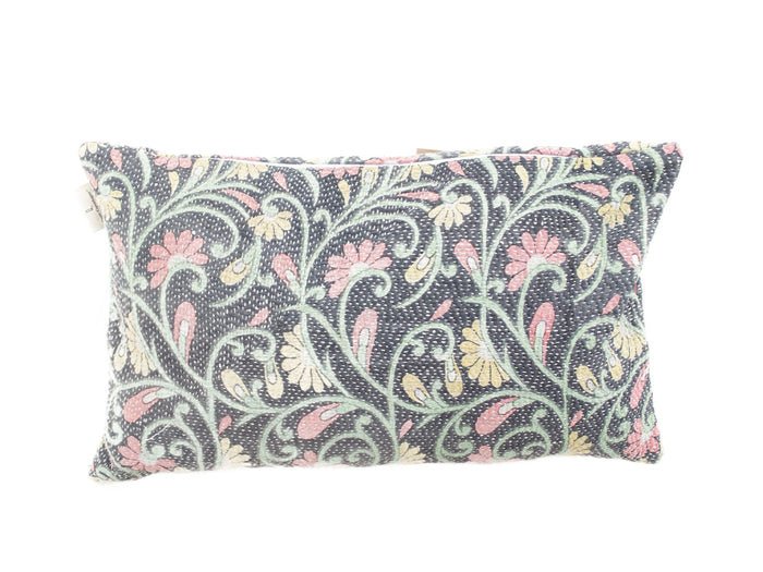 Sari-Kissenbezug 30x50 in Creme-Beige mit braun-burgunderfarbenen floralen Ornamenten und dekorativem Muster