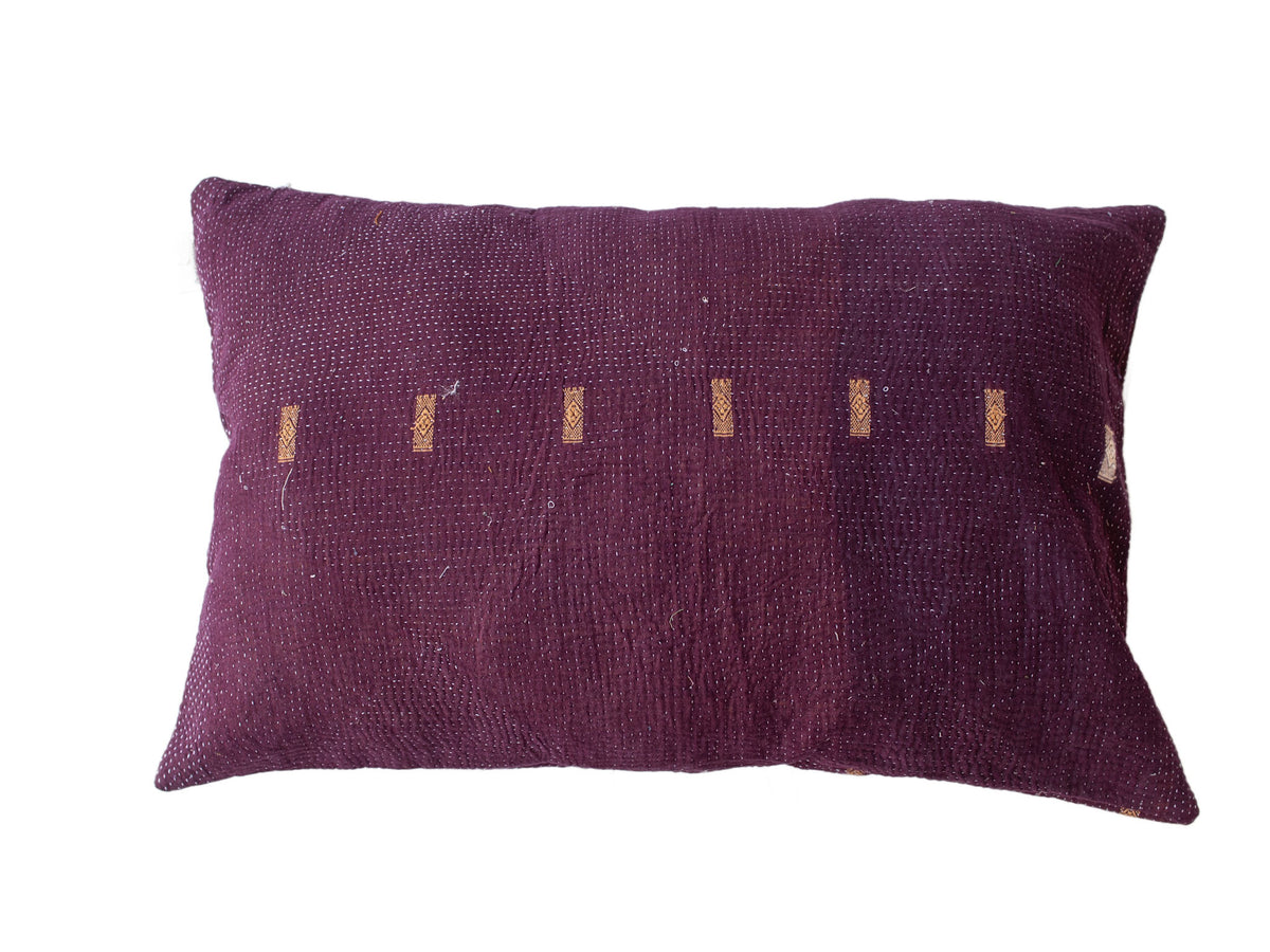 Sari-Kissenbezug 60x40 in Lila mit farbenfrohen Rautenmustern in Gold und Rot, einzigartiger indisch-bohemischer Kissenbezug für Sari-Kissen und orientalische Vintage-Wohndekoration
