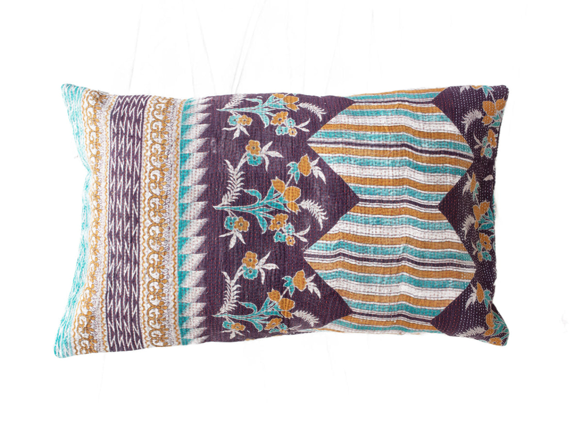 Sari-Kissenbezug 60x40 in Dunkelblau und Koralle mit farbenfrohen Karomustern und floralen Motiven – einzigartiges Vintage-Kissen im orientalischen Boho-Stil aus recycelten indischen Textilien.
