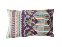 Sari-Kissenbezug 60x40 in Dunkelblau und Koralle mit farbenfrohen Karomustern und floralen Motiven – einzigartiges Vintage-Kissen im orientalischen Boho-Stil aus recycelten indischen Textilien.
