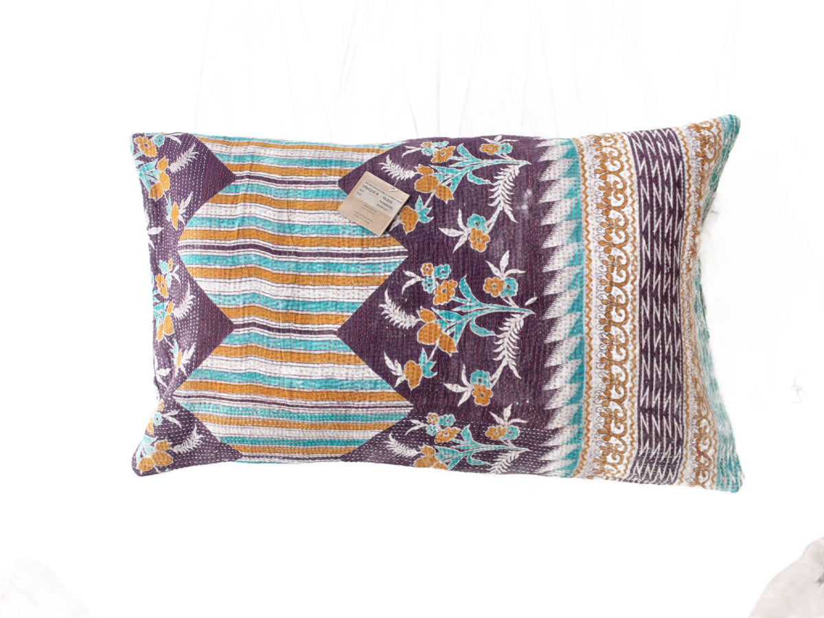 Sari-Kissenbezug 60x40 mit farbenfrohen orientalischen Mustern in Korallenrosa und Dunkelblau, geometrischen Quadraten und floralen Ornamenten - einzigartiger indischer Kissenbezug für Boho-Kissen