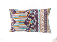 Sari-Kissenbezug 60x40 mit farbenfrohen orientalischen Mustern in Korallenrosa und Dunkelblau, geometrischen Quadraten und floralen Ornamenten - einzigartiger indischer Kissenbezug für Boho-Kissen