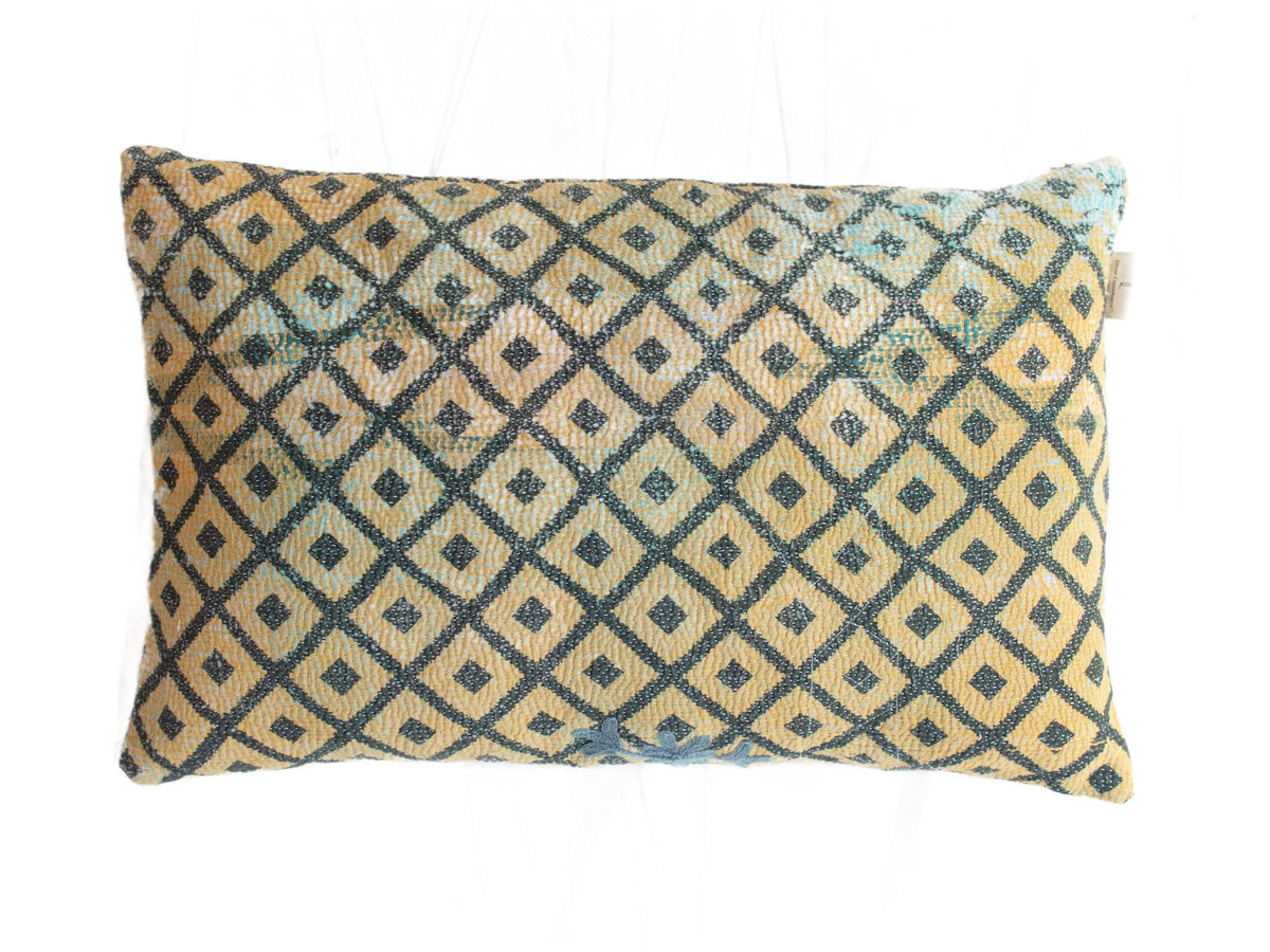 Grüner Sari-Kissenbezug 60x40 im Boho-/Vintage-Stil mit weißen Mustern und ethnischen Karos - einzigartiger indischer Sari-Kissenbezug (Upcycling)