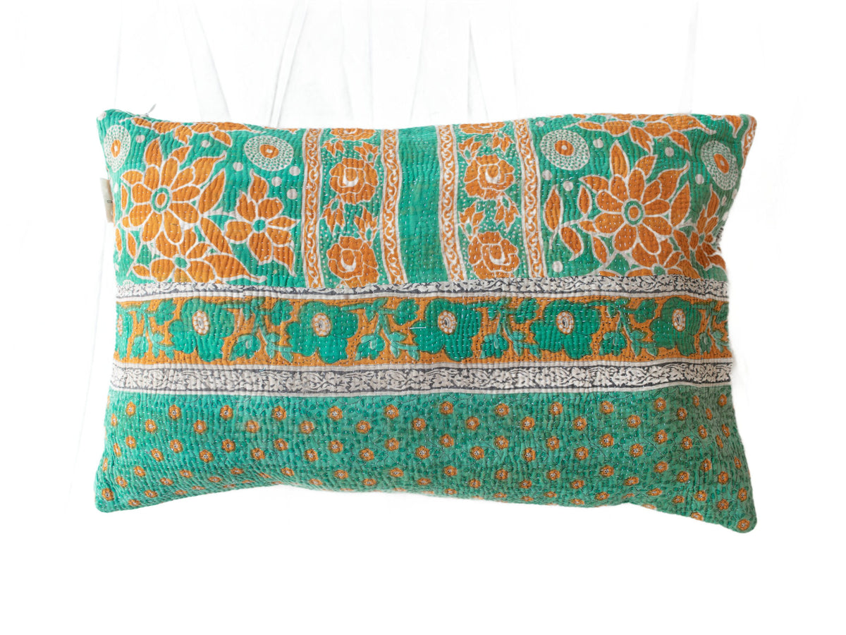 Sari-Kissenbezug 60x40 mit farbenfrohen, bohemischen Mustern in Senfgelb, Schwarz und Petrolblau sowie rosa Details – einzigartiges indisches Upcycling-Sari-Kissen mit orientalischem Design