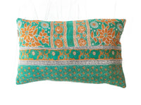 Sari-Kissenbezug 60x40 mit farbenfrohen, bohemischen Mustern in Senfgelb, Schwarz und Petrolblau sowie rosa Details – einzigartiges indisches Upcycling-Sari-Kissen mit orientalischem Design