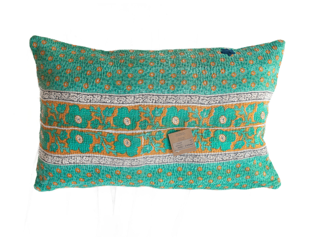 Sari-Kissenbezug 60x40 mit farbenfrohen, bohemischen Mustern in Gold/Gelb, Türkis und Schwarz mit rosa Bordüre, einzigartiges indisches Sari-Kissen mit orientalischem Upcycling-Look.