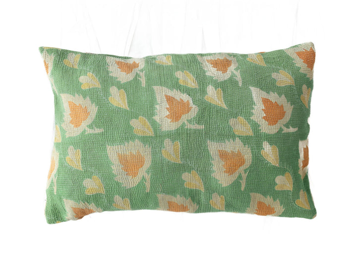 Sari-Kissenbezug 60x40 mit farbenfrohen, orientalischen Vintage-Mustern in Rosa, Lila und Gelb, Boho-Kissen im indischen Stil mit einzigartigem Upcycling-Sari-Design